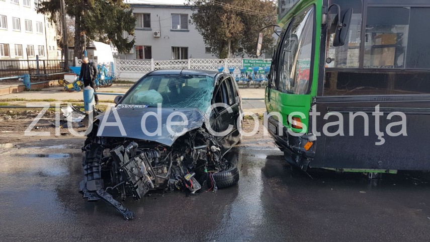 imagini de la eveniment accident rutier in constanta in impact implicate doua automobile si un autobuz imagini de la eveniment accident rutier in constanta in impact implicate doua automobile si un autobuz