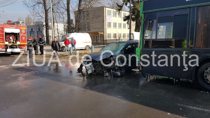 imagini de la eveniment accident rutier in constanta in impact implicate doua automobile si un autobuz imagini de la eveniment accident rutier in constanta in impact implicate doua automobile si un autobuz
