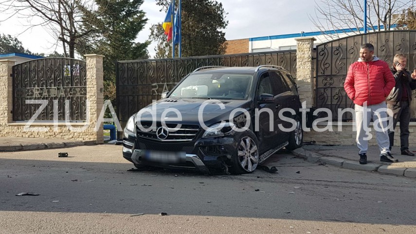 imagini de la eveniment accident rutier in constanta in impact implicate doua automobile si un autobuz imagini de la eveniment accident rutier in constanta in impact implicate doua automobile si un autobuz