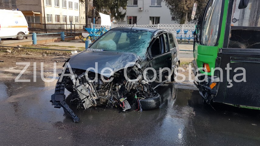 imagini de la eveniment accident rutier in constanta in impact implicate doua automobile si un autobuz imagini de la eveniment accident rutier in constanta in impact implicate doua automobile si un autobuz