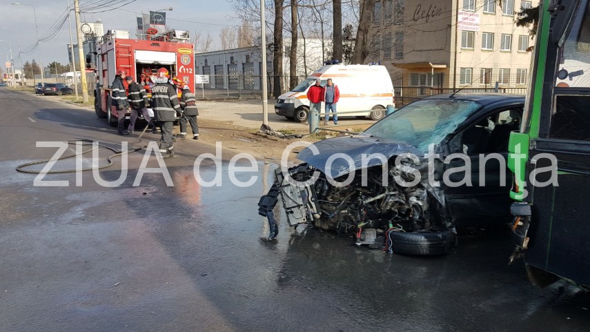 imagini de la eveniment accident rutier in constanta in impact implicate doua automobile si un autobuz imagini de la eveniment accident rutier in constanta in impact implicate doua automobile si un autobuz
