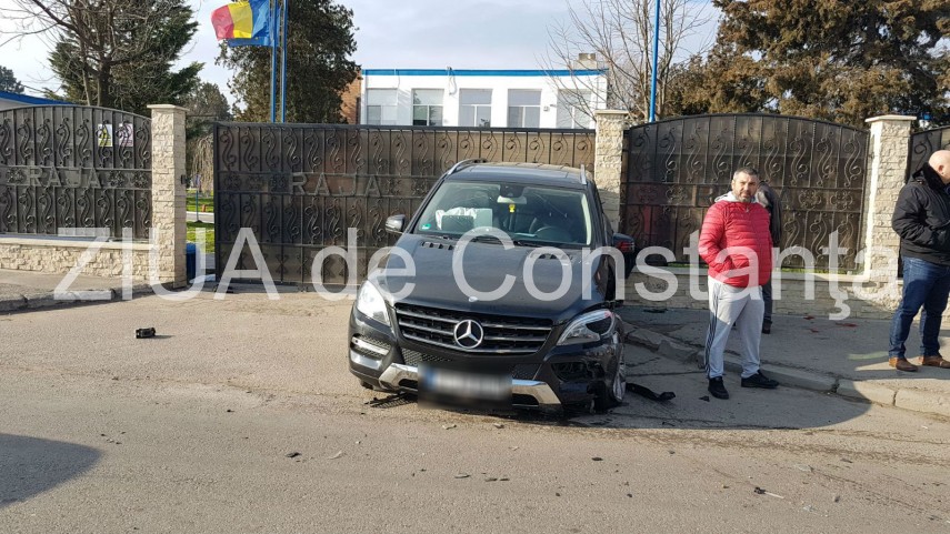 imagini de la eveniment accident rutier in constanta in impact implicate doua automobile si un autobuz imagini de la eveniment accident rutier in constanta in impact implicate doua automobile si un autobuz