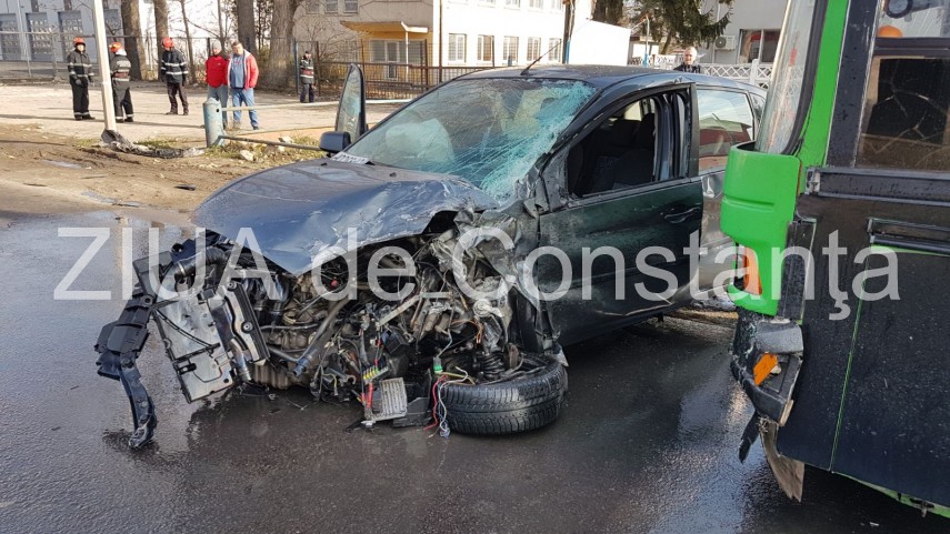 imagini de la eveniment accident rutier in constanta in impact implicate doua automobile si un autobuz imagini de la eveniment accident rutier in constanta in impact implicate doua automobile si un autobuz