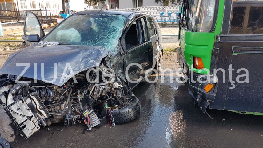 imagini de la eveniment accident rutier in constanta in impact implicate doua automobile si un autobuz imagini de la eveniment accident rutier in constanta in impact implicate doua automobile si un autobuz