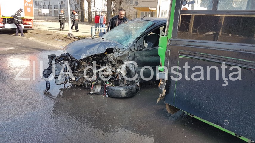 imagini de la eveniment accident rutier in constanta in impact implicate doua automobile si un autobuz imagini de la eveniment accident rutier in constanta in impact implicate doua automobile si un autobuz