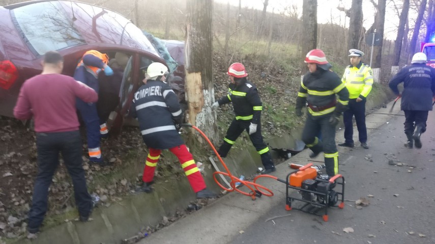 a intrat cu masina intr un pom pompierii tulceni au intervenit pentru descarcerarea unei femei circulatia a intrat cu masina intr un pom pompierii tulceni au intervenit pentru descarcerarea unei femei circulatia