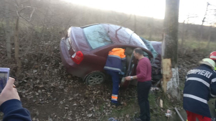 a intrat cu masina intr un pom pompierii tulceni au intervenit pentru descarcerarea unei femei circulatia a intrat cu masina intr un pom pompierii tulceni au intervenit pentru descarcerarea unei femei circulatia