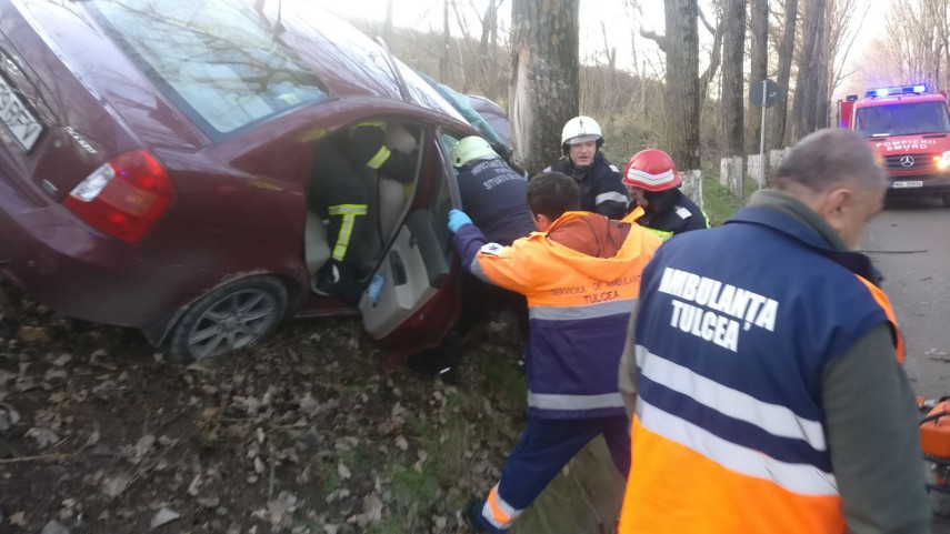 a intrat cu masina intr un pom pompierii tulceni au intervenit pentru descarcerarea unei femei circulatia a intrat cu masina intr un pom pompierii tulceni au intervenit pentru descarcerarea unei femei circulatia