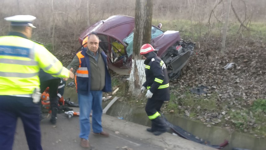 a intrat cu masina intr un pom pompierii tulceni au intervenit pentru descarcerarea unei femei circulatia a intrat cu masina intr un pom pompierii tulceni au intervenit pentru descarcerarea unei femei circulatia