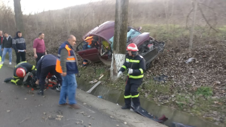 a intrat cu masina intr un pom pompierii tulceni au intervenit pentru descarcerarea unei femei circulatia a intrat cu masina intr un pom pompierii tulceni au intervenit pentru descarcerarea unei femei circulatia