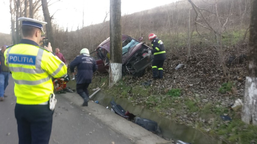 a intrat cu masina intr un pom pompierii tulceni au intervenit pentru descarcerarea unei femei circulatia a intrat cu masina intr un pom pompierii tulceni au intervenit pentru descarcerarea unei femei circulatia
