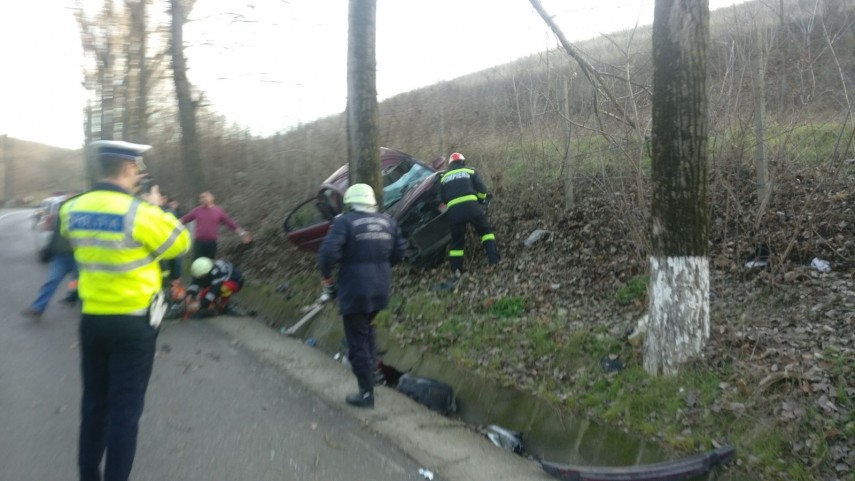 a intrat cu masina intr un pom pompierii tulceni au intervenit pentru descarcerarea unei femei circulatia a intrat cu masina intr un pom pompierii tulceni au intervenit pentru descarcerarea unei femei circulatia