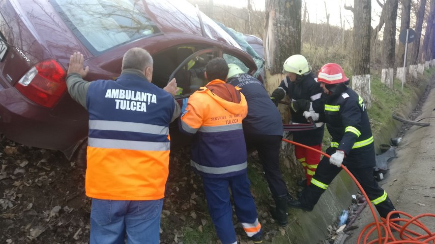 a intrat cu masina intr un pom pompierii tulceni au intervenit pentru descarcerarea unei femei circulatia a intrat cu masina intr un pom pompierii tulceni au intervenit pentru descarcerarea unei femei circulatia