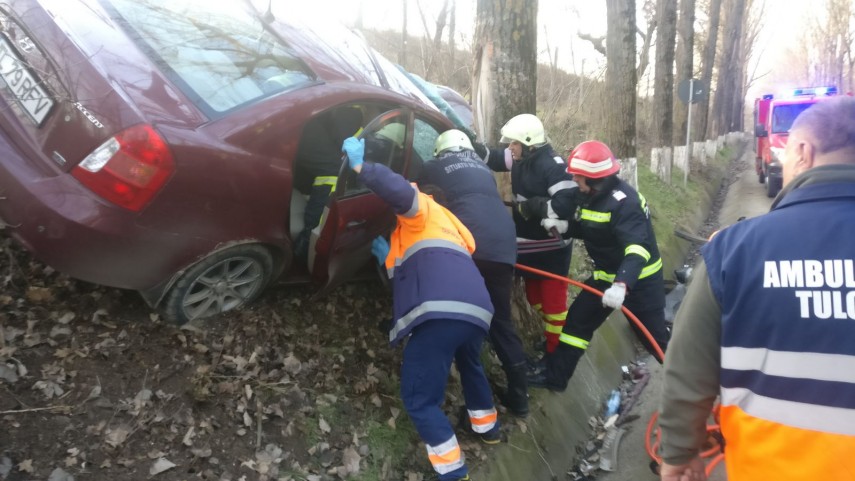 a intrat cu masina intr un pom pompierii tulceni au intervenit pentru descarcerarea unei femei circulatia a intrat cu masina intr un pom pompierii tulceni au intervenit pentru descarcerarea unei femei circulatia