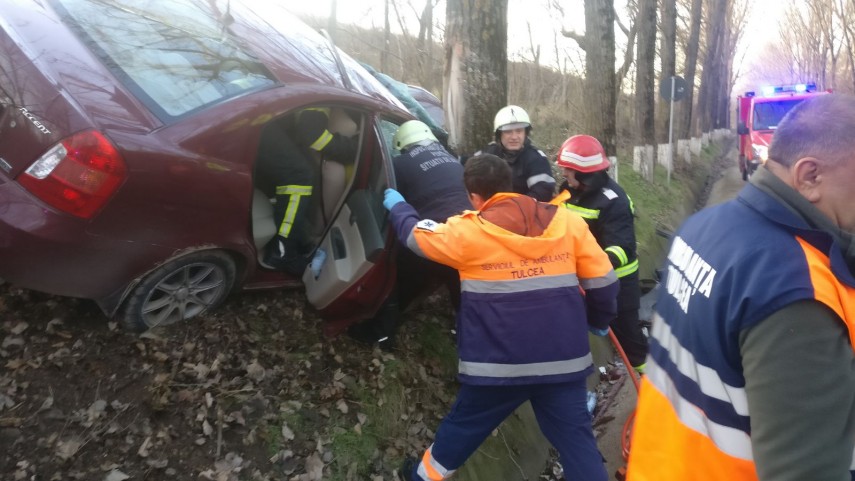 a intrat cu masina intr un pom pompierii tulceni au intervenit pentru descarcerarea unei femei circulatia a intrat cu masina intr un pom pompierii tulceni au intervenit pentru descarcerarea unei femei circulatia