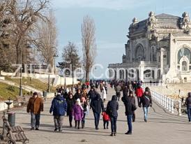 Constanța. Faleza Cazinoului arhiplină. Tradiționala plimbare din prima zi a Anului Nou (fotoreportaj+video)