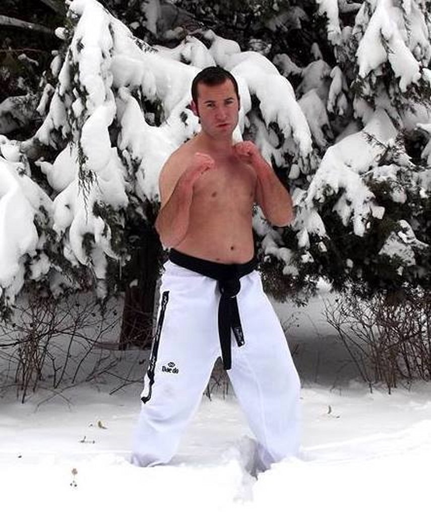 maestrul lazar silviu iordache singurul om din europa care bate cuie cu capul preda tae chun do la constanta maestrul lazar silviu iordache singurul om din europa care bate cuie cu capul preda tae chun do la constanta