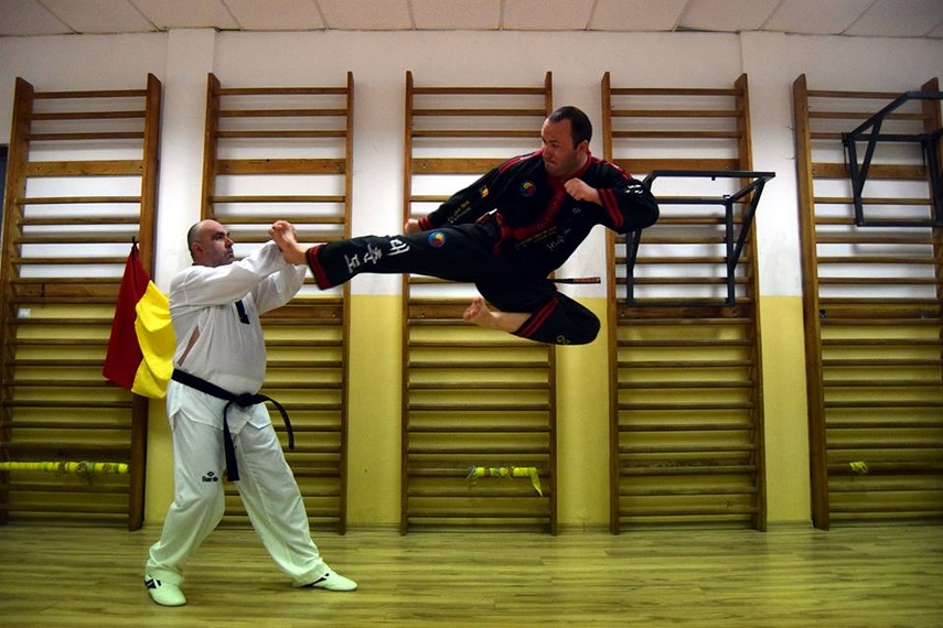 maestrul lazar silviu iordache singurul om din europa care bate cuie cu capul preda tae chun do la constanta maestrul lazar silviu iordache singurul om din europa care bate cuie cu capul preda tae chun do la constanta