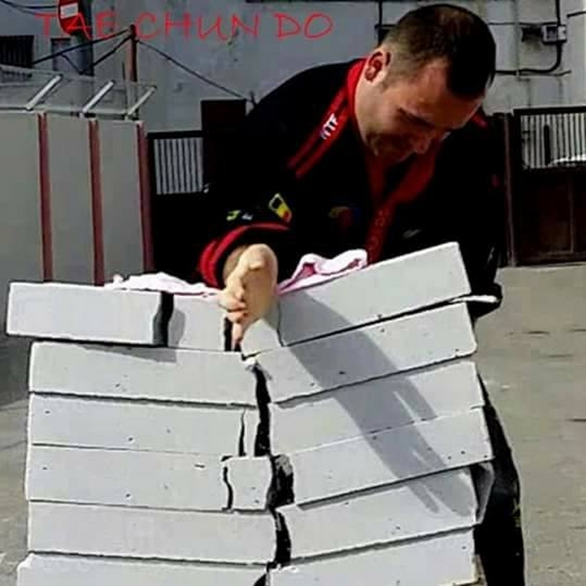 maestrul lazar silviu iordache singurul om din europa care bate cuie cu capul preda tae chun do la constanta maestrul lazar silviu iordache singurul om din europa care bate cuie cu capul preda tae chun do la constanta