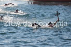 Cele trei cruci, aruncate în apele Mării Negre de ÎPS Teodosie, recuperate de trei tineri curajoşi (galerie foto)  