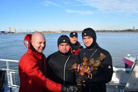 Boboteaza la Tulcea Plutonierul major Pavel Cacenco a recuperat crucea din Dunăre (galerie foto)    