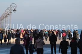 Vreme de primăvară la malul mării. Constănțenii au ieșit cu mic cu mare la plimbare. Acum un an Constanța era acoperită de zăpadă (fotoreportaj)