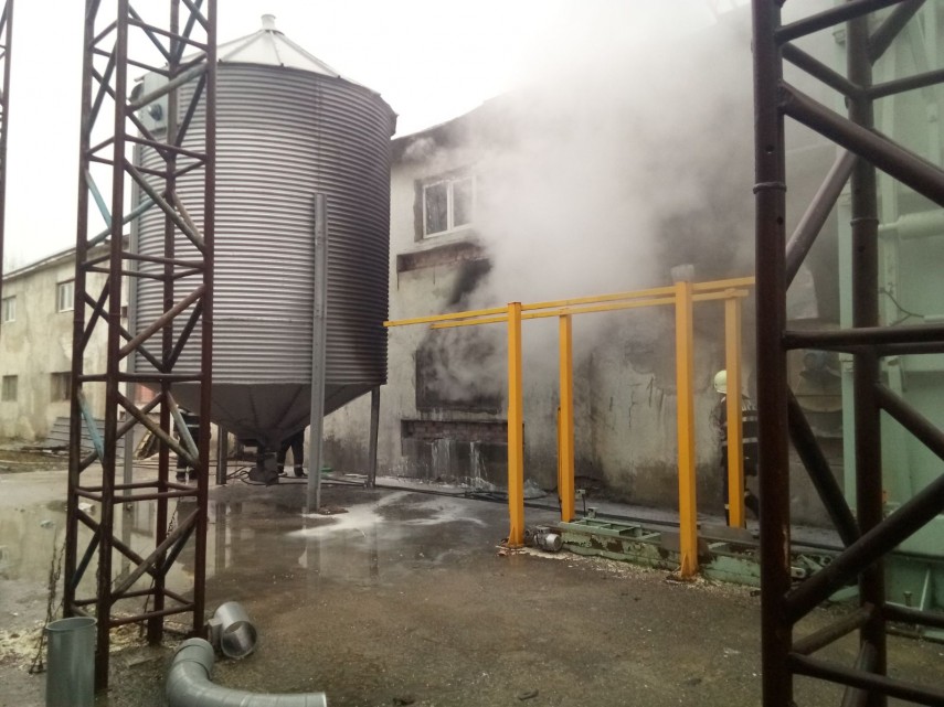 fabrica de mase plastice din judetul prahova cuprinsa de flacari este degajare mare de fum intervin pompierii fabrica de mase plastice din judetul prahova cuprinsa de flacari este degajare mare de fum intervin pompierii