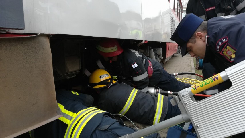 scene incredibile la arad o fata de 12 ani a fost lovita de un tramvai pompierii au intervenit pentru scene incredibile la arad o fata de 12 ani a fost lovita de un tramvai pompierii au intervenit pentru
