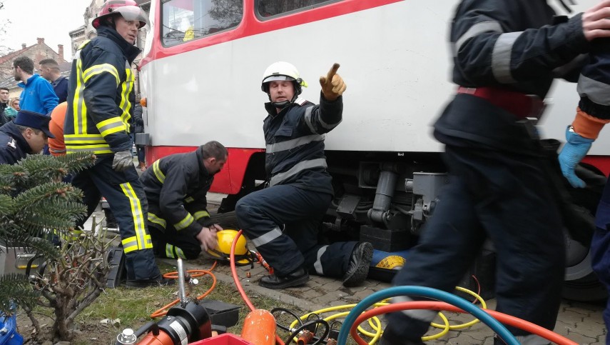 scene incredibile la arad o fata de 12 ani a fost lovita de un tramvai pompierii au intervenit pentru scene incredibile la arad o fata de 12 ani a fost lovita de un tramvai pompierii au intervenit pentru