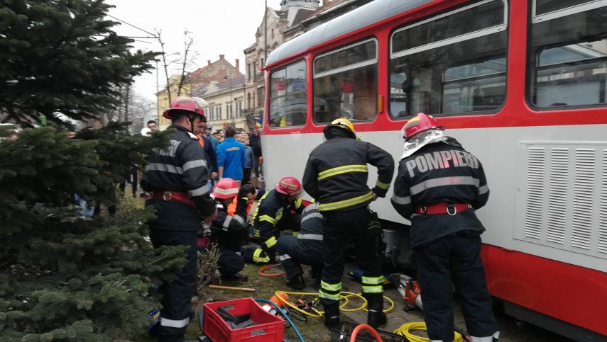 scene incredibile la arad o fata de 12 ani a fost lovita de un tramvai pompierii au intervenit pentru scene incredibile la arad o fata de 12 ani a fost lovita de un tramvai pompierii au intervenit pentru