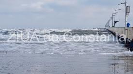 Valuri uriaşe la Mamaia. Pasarela pietonală abia se vede din apă (galerie foto+video)  