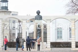 168 de ani de la nașterea poetului Mihai Eminescu. Flori depuse la statuia poetului din zona Cazinoului din Constanța (fotoreportaj)