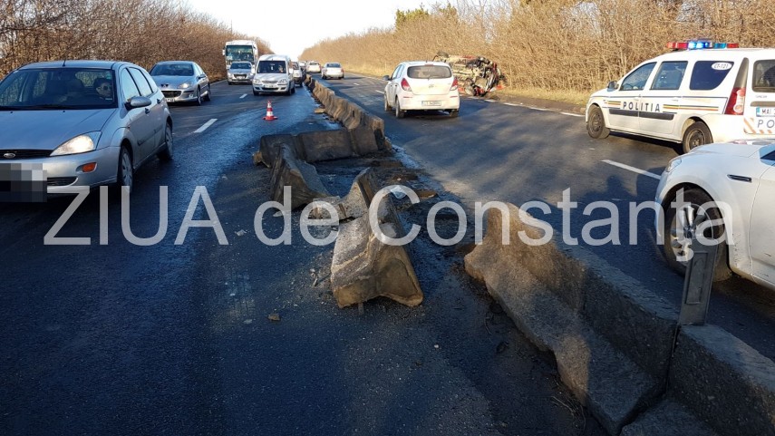 imagini de la eveniment accident rutier in lazu masina rasturnata pe marginea soselei trafic ingreunat imagini de la eveniment accident rutier in lazu masina rasturnata pe marginea soselei trafic ingreunat