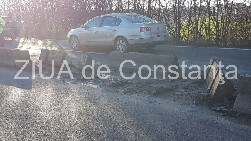 imagini de la eveniment accident rutier in lazu masina rasturnata pe marginea soselei trafic ingreunat imagini de la eveniment accident rutier in lazu masina rasturnata pe marginea soselei trafic ingreunat