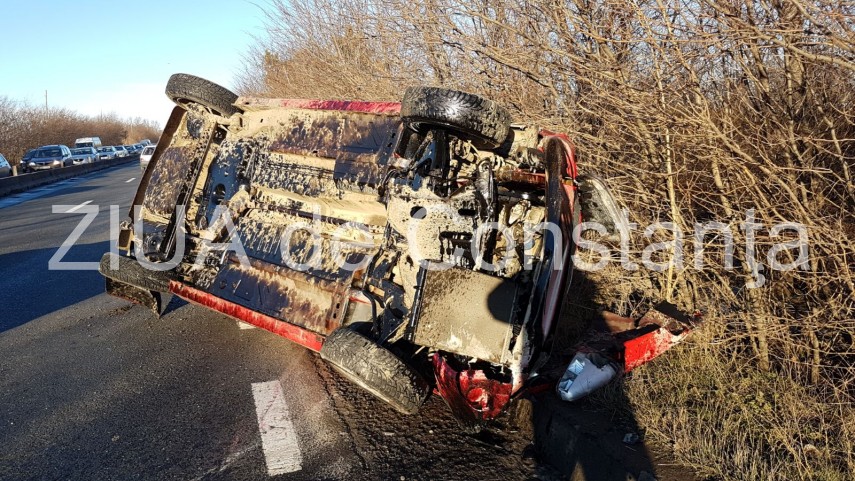 imagini de la eveniment accident rutier in lazu masina rasturnata pe marginea soselei trafic ingreunat imagini de la eveniment accident rutier in lazu masina rasturnata pe marginea soselei trafic ingreunat