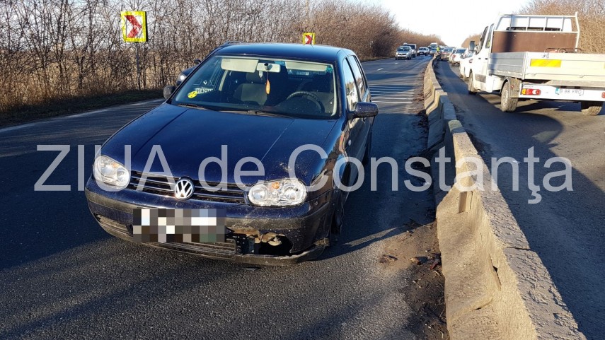 imagini de la eveniment accident rutier in lazu masina rasturnata pe marginea soselei trafic ingreunat imagini de la eveniment accident rutier in lazu masina rasturnata pe marginea soselei trafic ingreunat