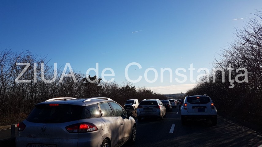 imagini de la eveniment accident rutier in lazu masina rasturnata pe marginea soselei trafic ingreunat imagini de la eveniment accident rutier in lazu masina rasturnata pe marginea soselei trafic ingreunat