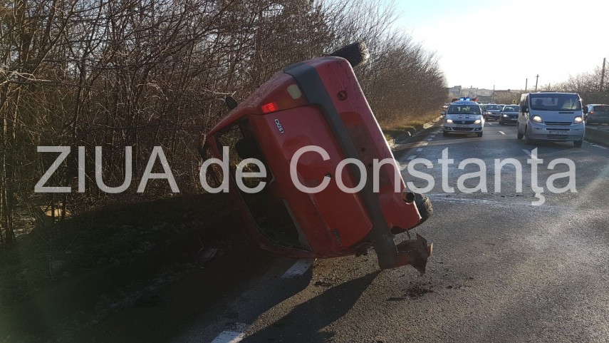 imagini de la eveniment accident rutier in lazu masina rasturnata pe marginea soselei trafic ingreunat imagini de la eveniment accident rutier in lazu masina rasturnata pe marginea soselei trafic ingreunat