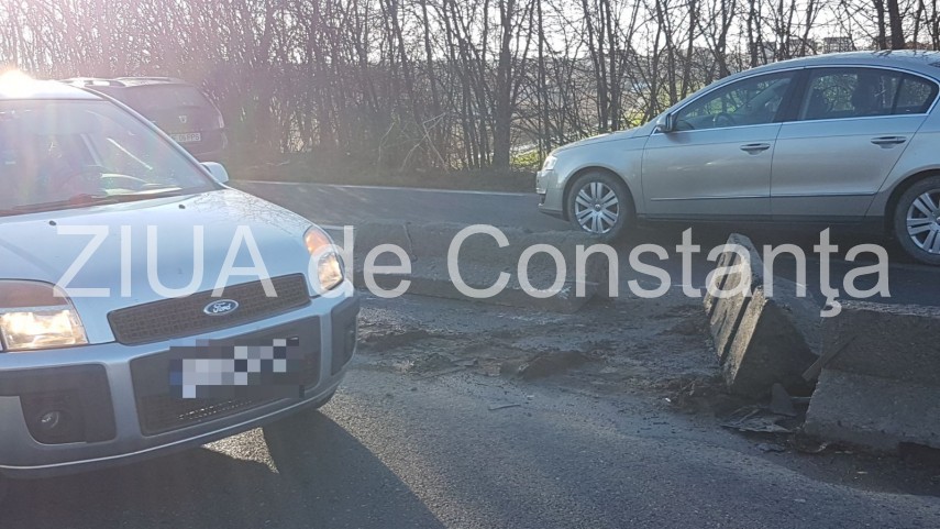 imagini de la eveniment accident rutier in lazu masina rasturnata pe marginea soselei trafic ingreunat imagini de la eveniment accident rutier in lazu masina rasturnata pe marginea soselei trafic ingreunat