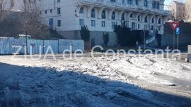 Atenție șoferi. De aproape o săptămână nu a mai nins la Constanța, dar în Portul Tomis drumul este acoperit cu zăpadă (fotoreportaj + video)