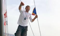 Aventurile lui Dorel Nacou în traversarea solitară a Oceanului Atlantic Valuri ca două lovituri de ciocan. Catargul a cedat. Opt ore în derivă (galerie foto)