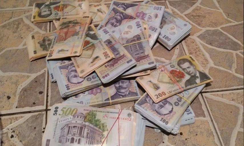 caz incredibil in judetul constanta o suma impresionanta de bani gasita ingropata in gradina unui suspect caz incredibil in judetul constanta o suma impresionanta de bani gasita ingropata in gradina unui suspect