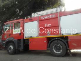 Pericol de explozie la Câmpina. Un service auto a fost cuprins de flăcări. Zeci de pompieri intervin