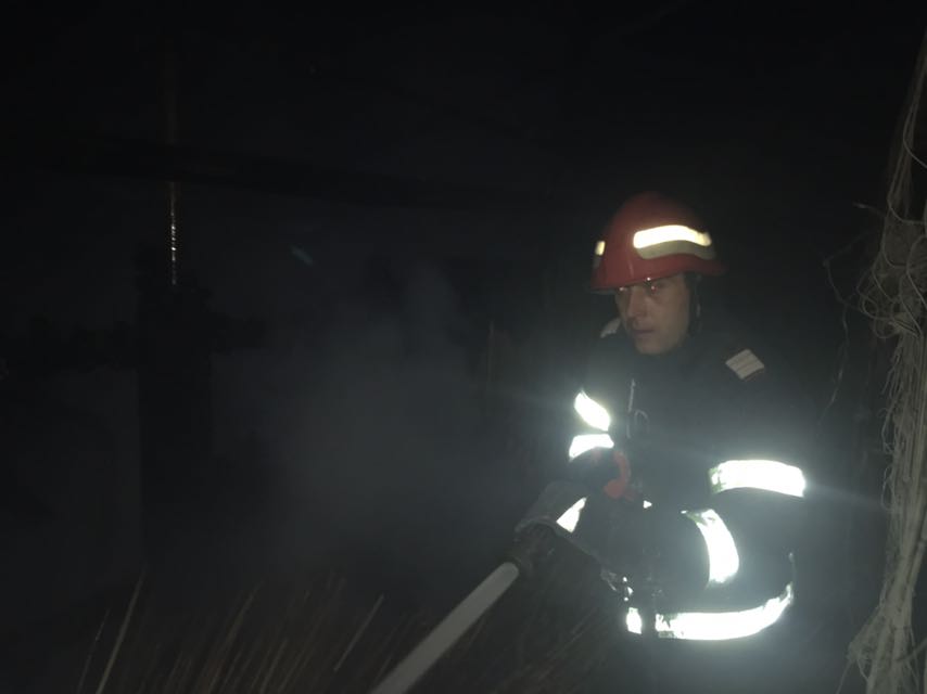 incendiu la murighiol judetul tulcea interventie in forta a pompierilor 650573 incendiu la murighiol judetul tulcea interventie in forta a pompierilor 650573