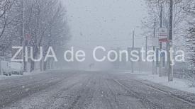Fotoreportaj Ninsoare și vizibilitate redusă. Pe drumurile din Constanța se circulă în condiții de iarnă (galerie foto) 