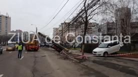 Urmele accidentului grav din această noapte, de pe bulevardul 1 Decembrie. Un bolid a avariat 12 maşini. Care este starea şoferiţei (fotoreportaj+video)    