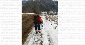 El este Dumitru Ignat, ambulanțier. Autospeciala nu a putut urca la bolnavă. Dumitru Ignat a transportat bolnava în spate   