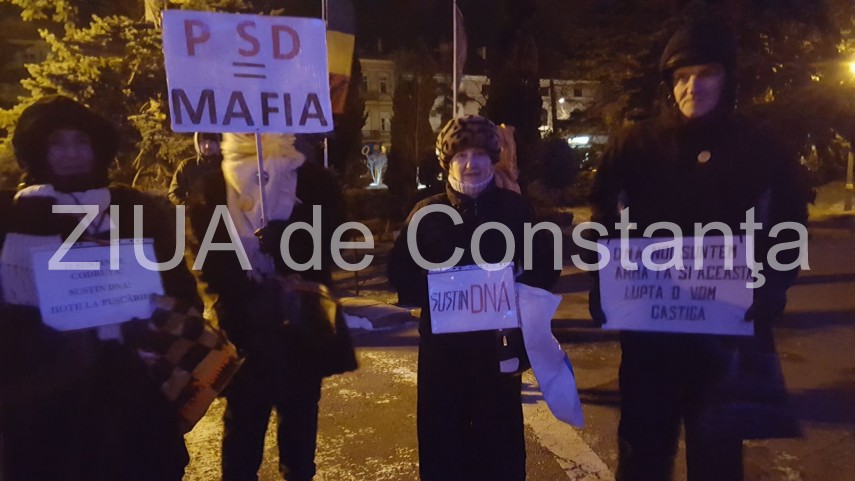 constanta protest in fata prefecturii pentru sustinerea dna si a procurorului sef laura codruta kovesi constanta protest in fata prefecturii pentru sustinerea dna si a procurorului sef laura codruta kovesi