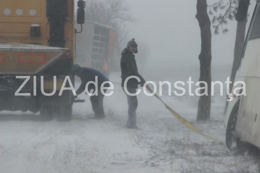 vremea rea face victime la constanta pe dn3 doua tiruri si un autobuz au iesit de pe carosabil o masina vremea rea face victime la constanta pe dn3 doua tiruri si un autobuz au iesit de pe carosabil o masina