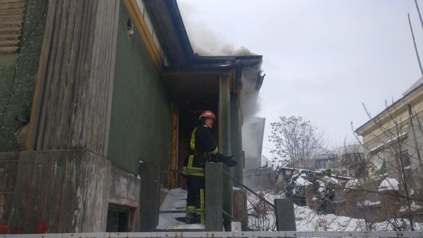 alerta la tulcea un incendiu a cuprins o locuinta din municipiu flacarile ameninta sa se extinda si la alerta la tulcea un incendiu a cuprins o locuinta din municipiu flacarile ameninta sa se extinda si la